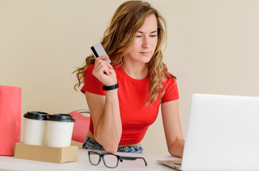 Free photo portrait of woman ordering products online
